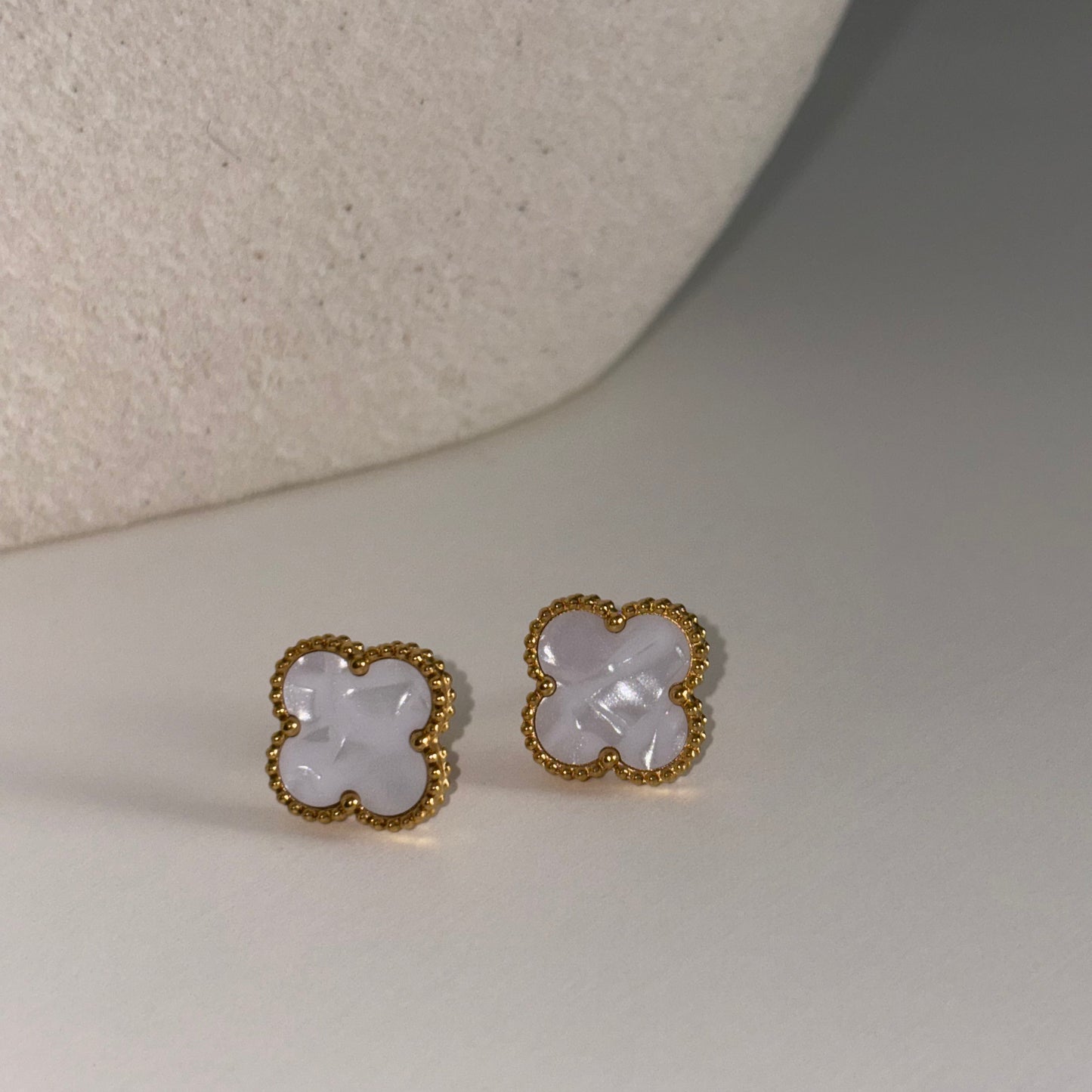 Boucles d'oreilles AMALIA blanche