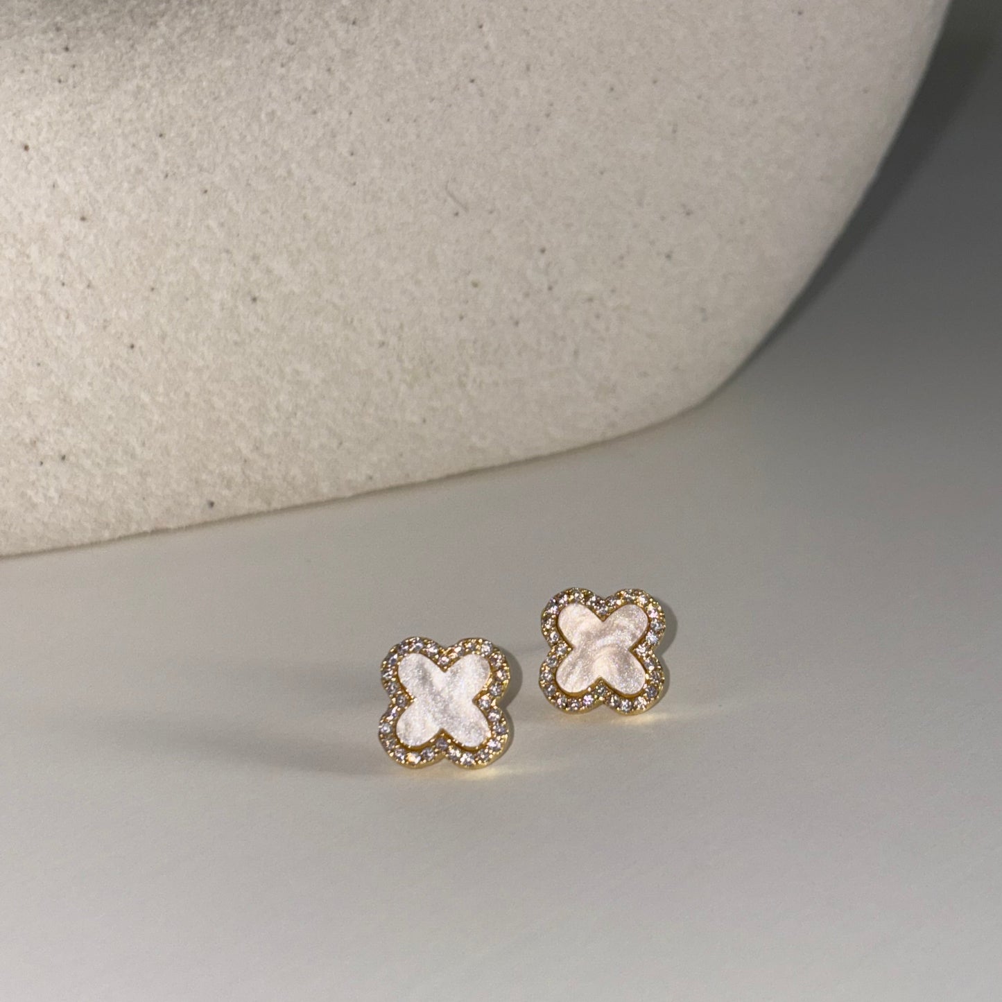 Boucles d'oreilles MINA blanche